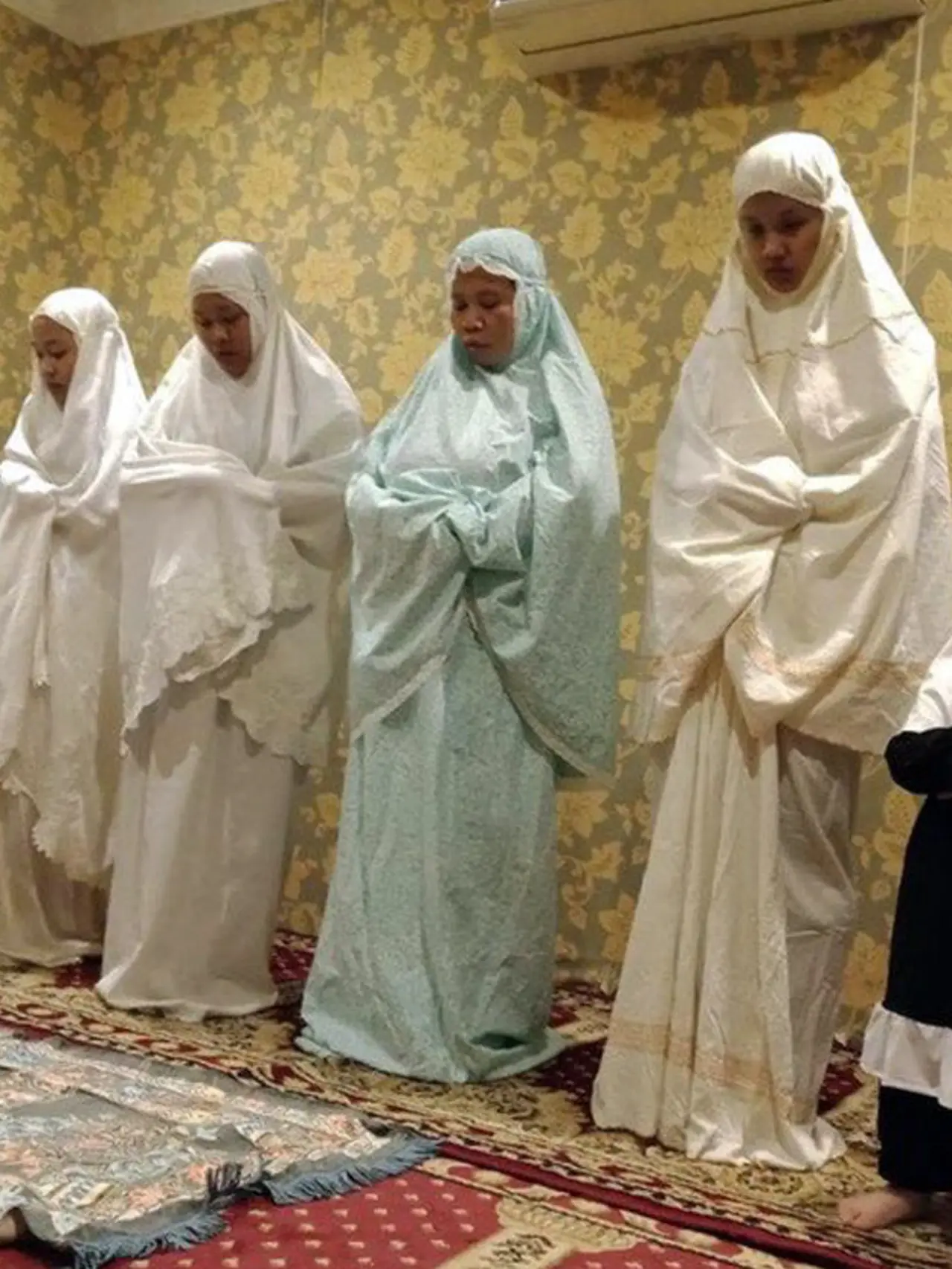 7 Potret Musala Milik Artis Indonesia yang Bikin Nyaman saat Salat