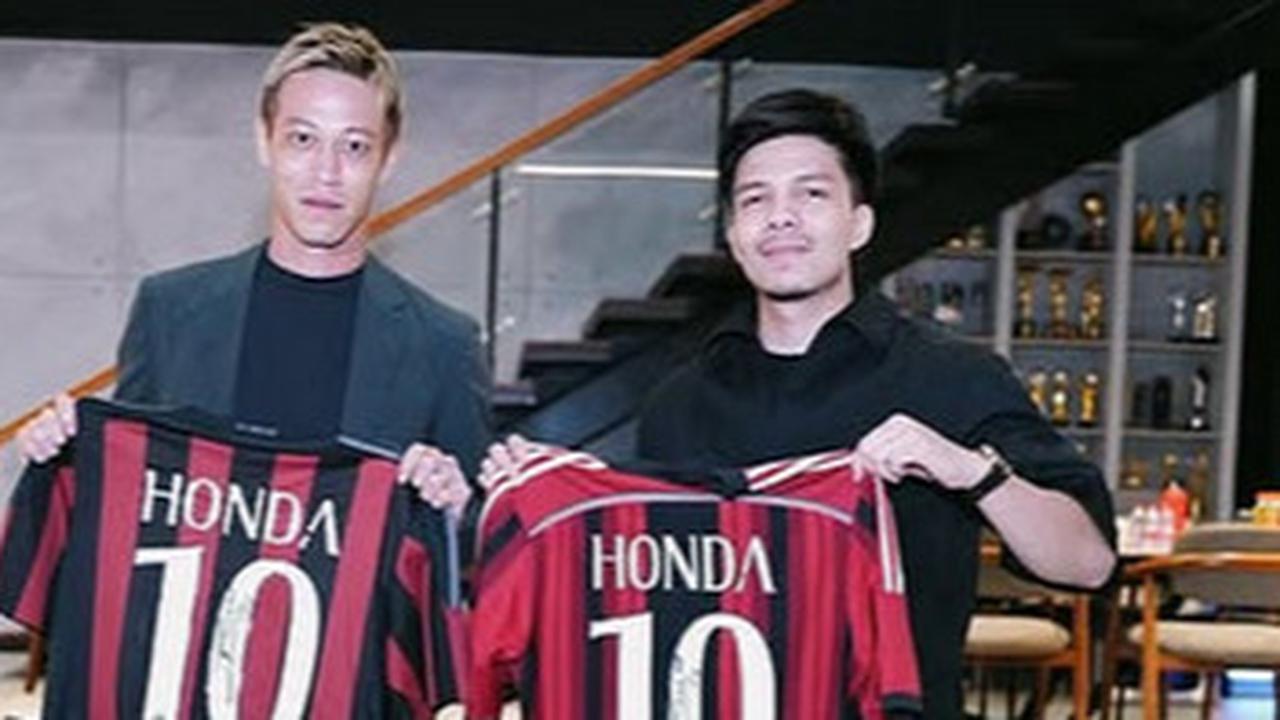 5 Potret Atta Halilintar Ajak Keisuke Honda ke Rumah, Diajak Makan Rendang Sampai Ayam Pop Bikin Milanisti Iri