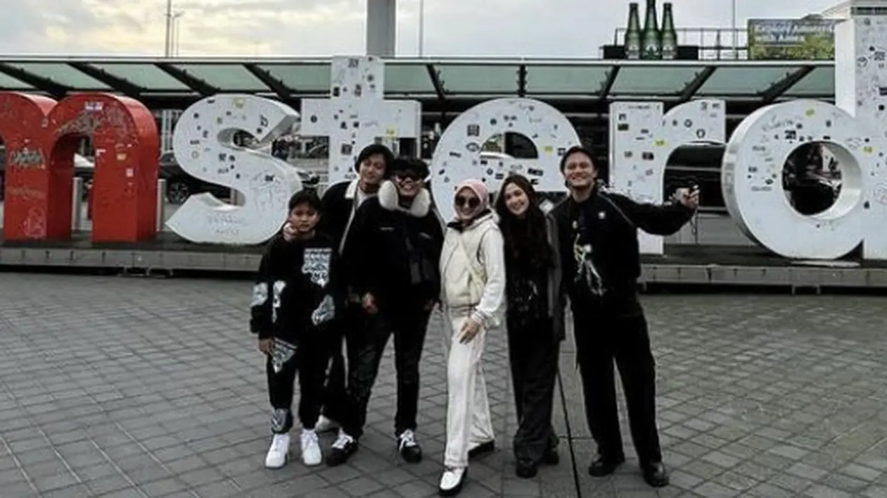Potret keluarga Sule saat tiba di Amsterdam, Sumber Instagram: @ferdinan_sule