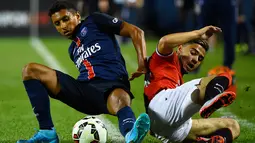 Bek Paris Saint – Germain, Marquinhos berebut bola dengan pemain MU di stadion soldier, Chicago, AS, Kamis (30/7/2015). Paris Saint – Germain menang dengan skor 2-0 atas Manchester United. (Reuters/Mike diNovo) 