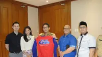 Pemain film Takut Kawin, Herjunot Ali dan Indah Permatasari bersama Wakil Gubernur DKI Sandiaga Uno. (Liputan6.com/Sapto Purnomo).