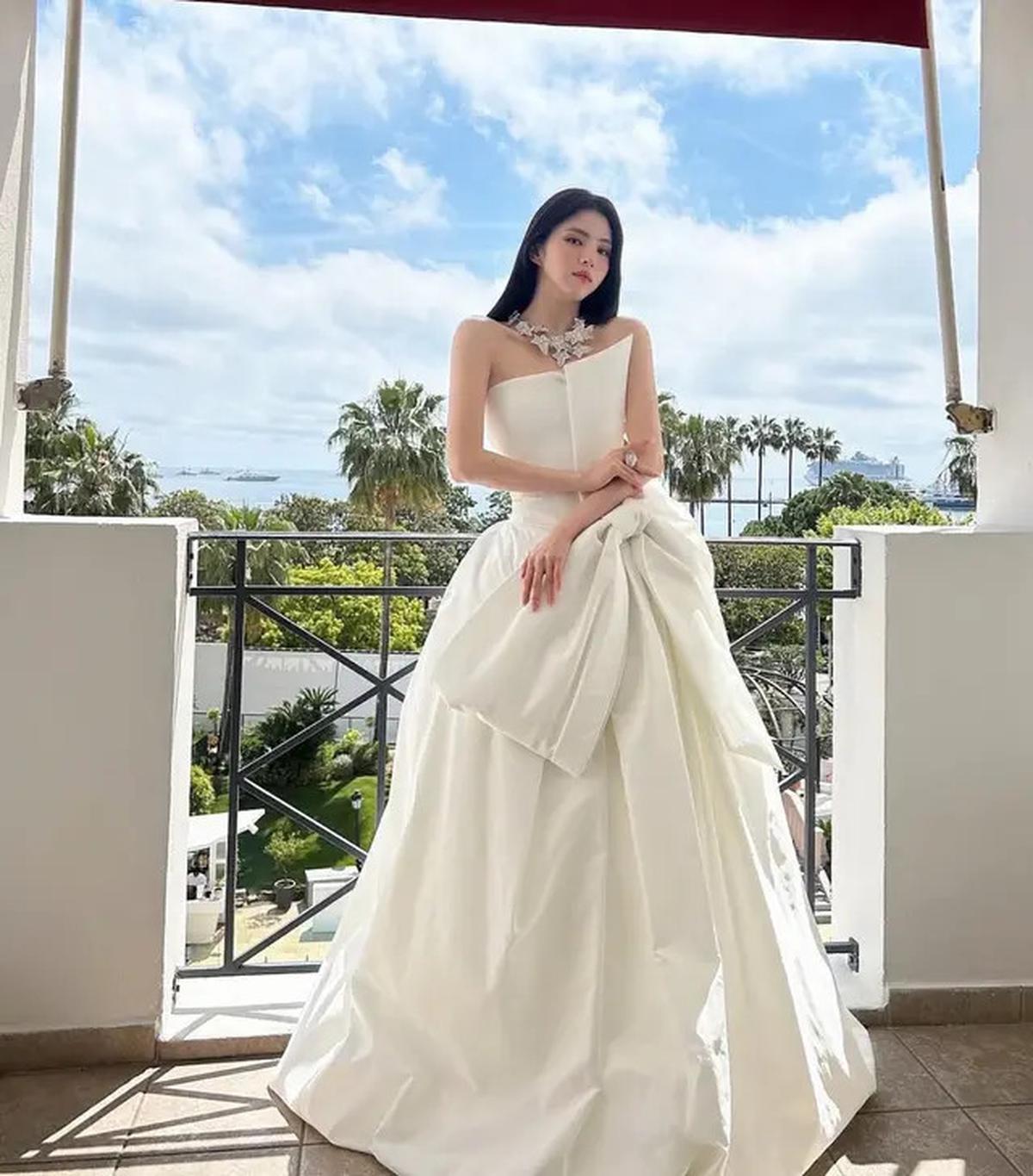 5 Dress Terbaik di Red Carpet Festival Film Cannes 2025, Bella Hadid Dibalut Dress Tahun 1997 hingga Rawdah Mohamed Tampil Berhijab