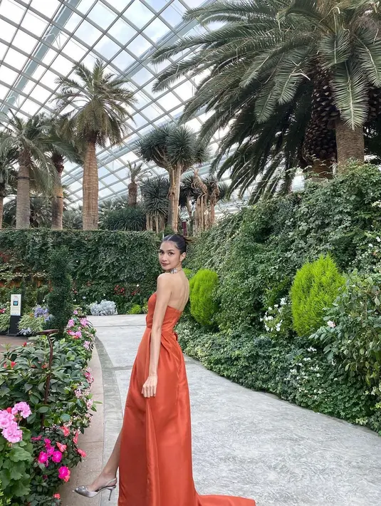Dalam acara ini, Mikha memilih tampil dengan off-the-shoulder red dress yang stunning membalut tubuhnya. Dress ini memiliki detail high-slit untuk menambah kesan seksi. Foto: Instagram.