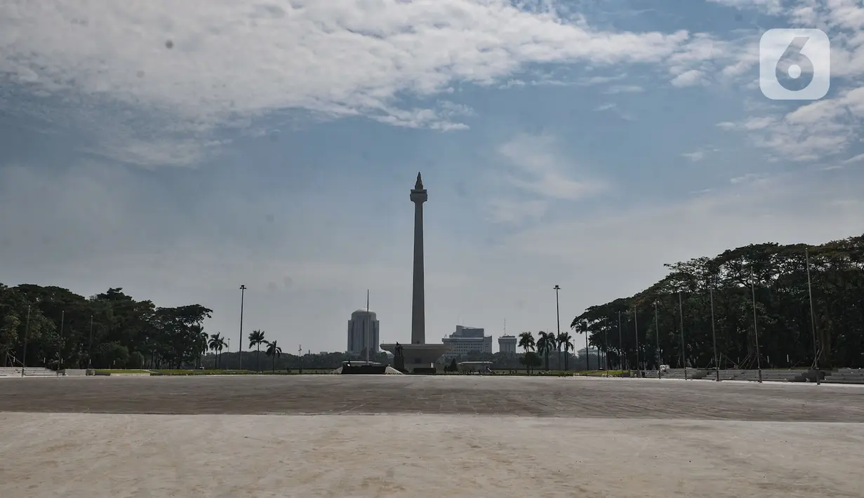 Suasana proyek revitalisasi Plaza Selatan Monumen Nasional (Monas), Jakarta, Senin (6/7/2020). Proyek revitalisasi yang menelan biaya Rp71 miliar dan sempat menuai polemik tersebut kini hampir rampung. (merdeka.com/Iqbal S. Nugroho)