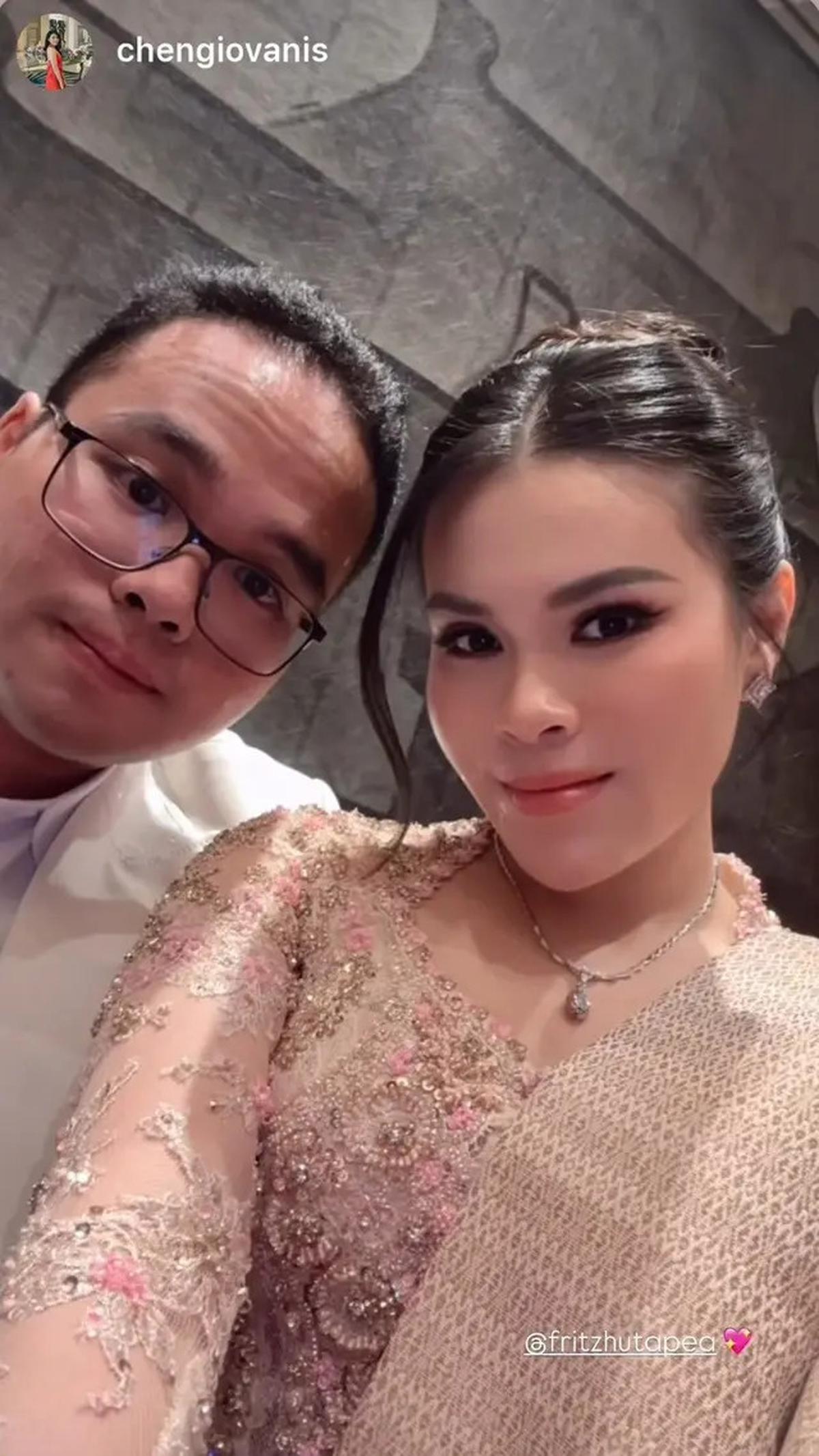 7 Potret Penampilan Keluarga Hotman Paris di Pernikahan Frank Hutapea, Elegan