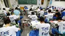 Suasana para siswa mengerjakan soal menjelang ujian tahunan "Gaokao" atau ujian masuk perguruan tinggi di China, Handan, provinsi Hebei Utara (23/5). Gaokao China akan berlangsung 7-8 Juni tahun ini. (AFP Photo/China Out)
