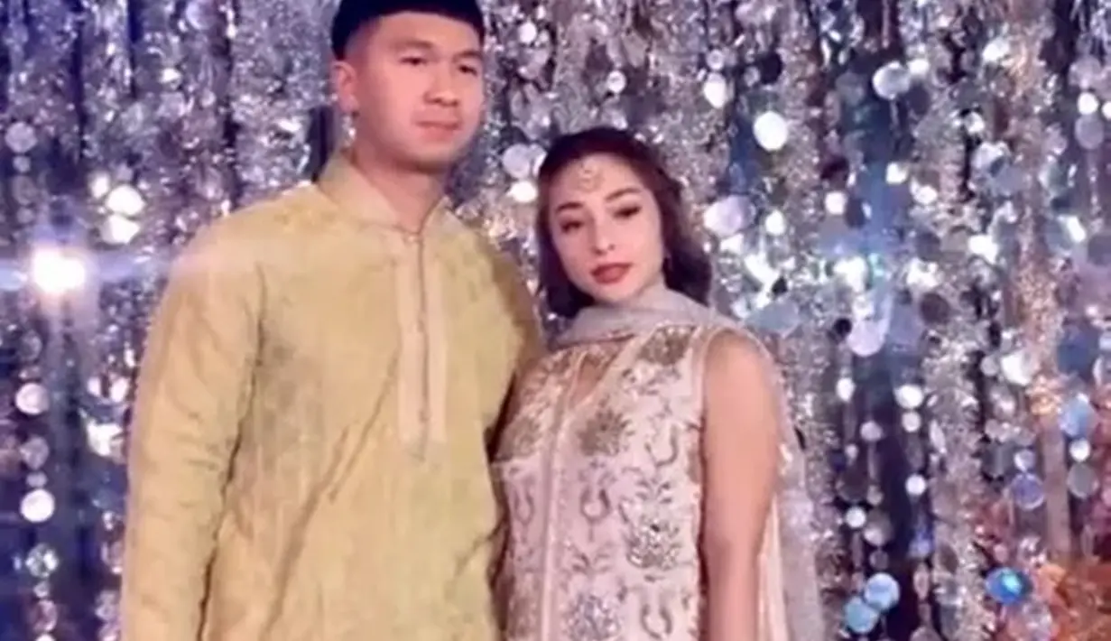 Pasangan yang menikah 16 Oktober 2020 ini terlihat serasi saat datang ke acara Diwali yang diadakan oleh Raam Punjabi. Momen keduanya bersama ini berhasil mencuri perhatian. Terlebih gaya penampilan Nikita Willy yang memiliki tubuh ideal meskipun baru saja melahirkan. (Liputan6.com/IG/mvppictures_id)