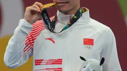 Atlet wushu putra China, Chen Zhouli menunjukkan medali emas Asian Games 2018 di JIExpo, Kemayoran, Jakarta, Rabu (22/8). Chen Zhouli berhasil merebut medali emas pada nomor Taijiquan dan Taijijian. (Merdeka.com/Imam Buhori)