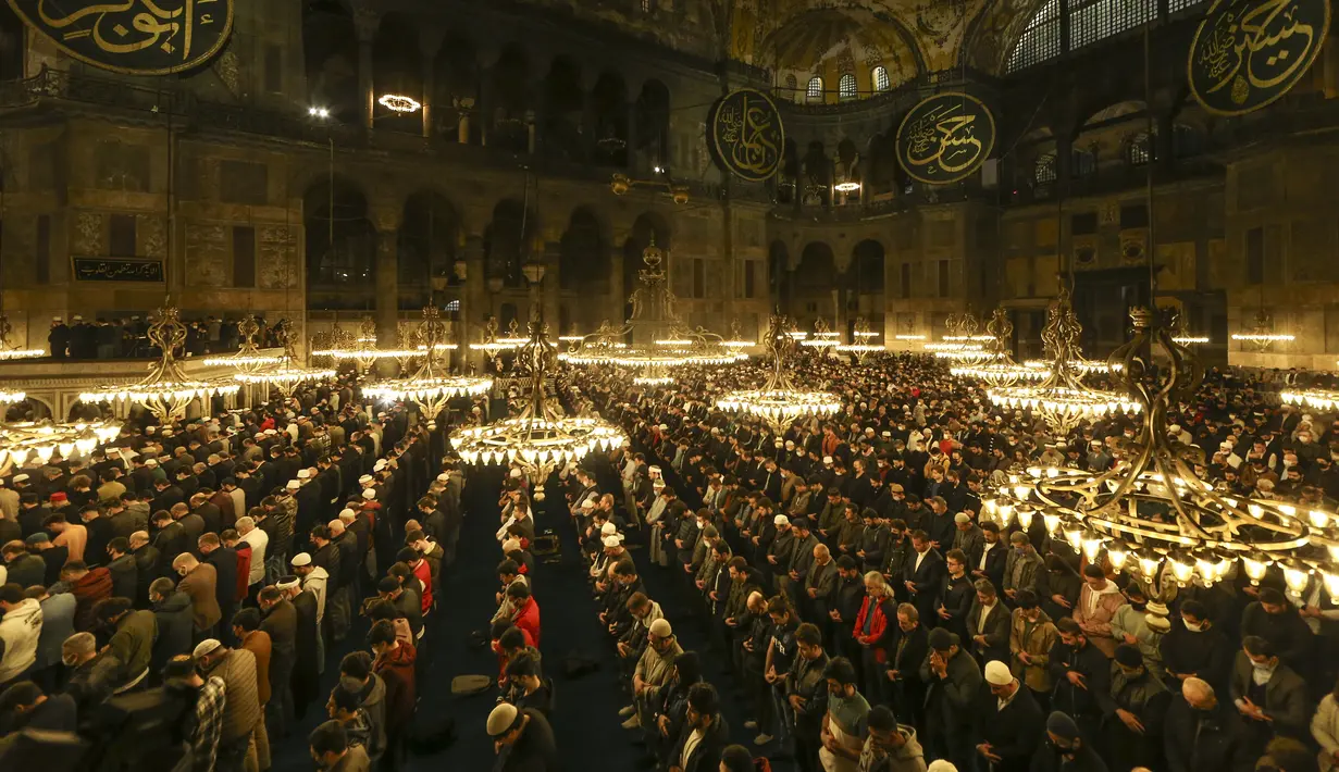 Umat Muslim melakukan sholat tarawih menjelang hari pertama bulan suci Ramadhan di Turki, di Masjid Hagia Sophia di Istanbul, Jumat (1/4/2022). Masjid Agung Hagia Sophia mengadakan sholat tarawih pertama kali dalam 88 tahun. (AP Photo/Emrah Gurel)