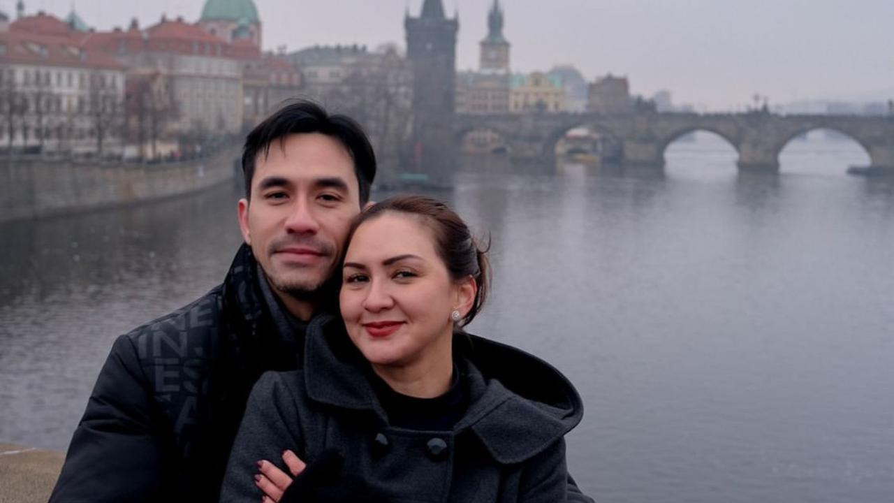 Cinta yang Bertahan 18 Tahun, Potret Manis Donna Agnesia dan Darius Sinathrya