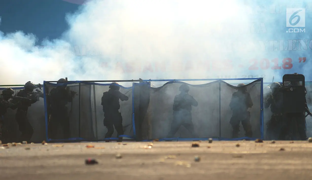 Aksi personel tentara dan polisi bersenjata dalam apel pengamanan Asian Games 2018 di Lapangan Ditlantas Polda Metro Jaya, Jakarta, Selasa (31/7). (Merdeka.com/Imam Buhori)