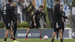 Gelandang Argentina Rodrigo de Paul (tengah) mengoper bola di sebelah Angel Di Maria dan Lionel Messi selama sesi latihan di Ezeiza, Buenos Aires, Rabu (13/10/2021). Argentina dan Peru berhadapan pada lanjutan Kualifikasi Piala Dunia 2022 zona Amerika Selatan pada Jumat (15/10). (JUAN MABROMATA/AFP)