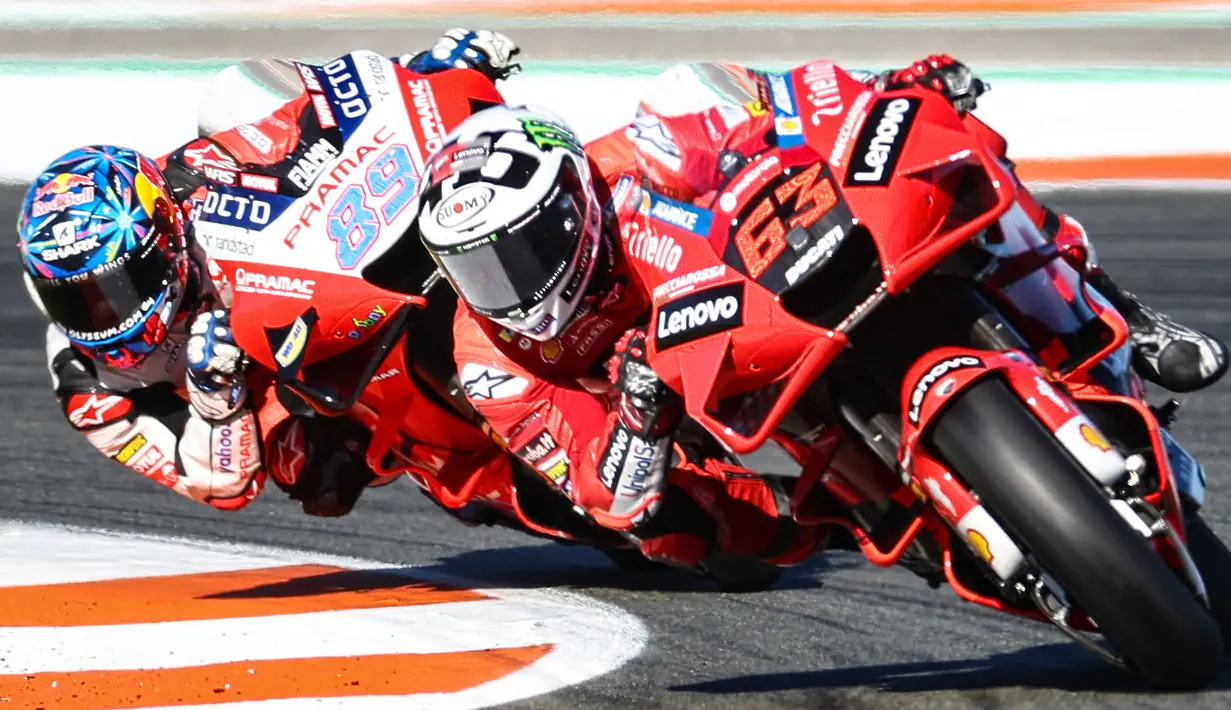 Kejar mengejar posisi teratas juga tak kalah seru. Saat balapan tersisa 12 lap, tepatnya di Turn 14, Bagnaia akhirnya sanggup menyalip Martin. (AFP/Jose Jordan)