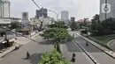 Arus lalu lintas kendaraan saat melewati Jalan Margonda Raya, Depok, Jawa Barat, Rabu (15/4/2020). Memasuki hari pertama penerapan Pembatasan Sosial Berskala Besar (PSBB), arus lalu lintas di Depok ramai lancar dikarenakan sejumlah kantor dan pertokoan tutup sementara. (merdeka.com/Iqbal S Nugroho)