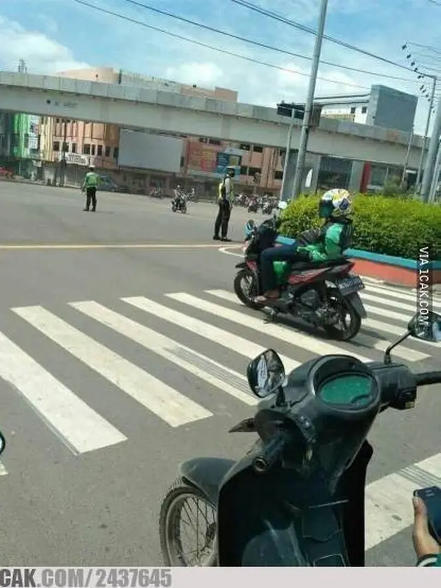 10 Potret Nyeleneh Orang Kelewat Santai dalam Berbagai Keadaan Ini Kocak