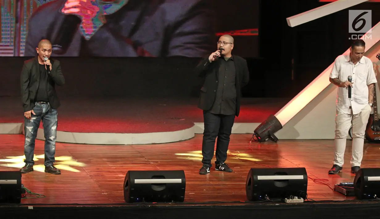 Aksi panggung Panbers Junior dalam konser bertajuk 'In Memoriam, Perjalanan Panjang Sang Legend' di Taman Ismail Marzuki (TIM), Jakarta, Kamis (23/11). Konser itu untuk mengenang kiprah penyanyi legendaris Benny Panjaitan. (Liputan6.com/Herman Zakharia)