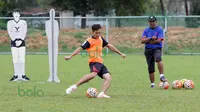 Pelatih Rahmad Darmawan saat mengawasi latihan T-Team di Lapangan Gong Badak, Kuala Terengganu, Malaysia, Selasa (26/01/2016). (Bola.com/Nicklas Hanoatubun)