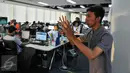 Bayu Agung salah satu peserta Stand up comedi Torabika Capucino Cool Expresion ketika berlatih sambil menghibur redaksi liputan6 di kantor SCTV, Jakarta, (3/6). Jelang babak final, tiga finalis standup berlatih di kantor SCTV. (Liputan6.com/Yoppy renato)