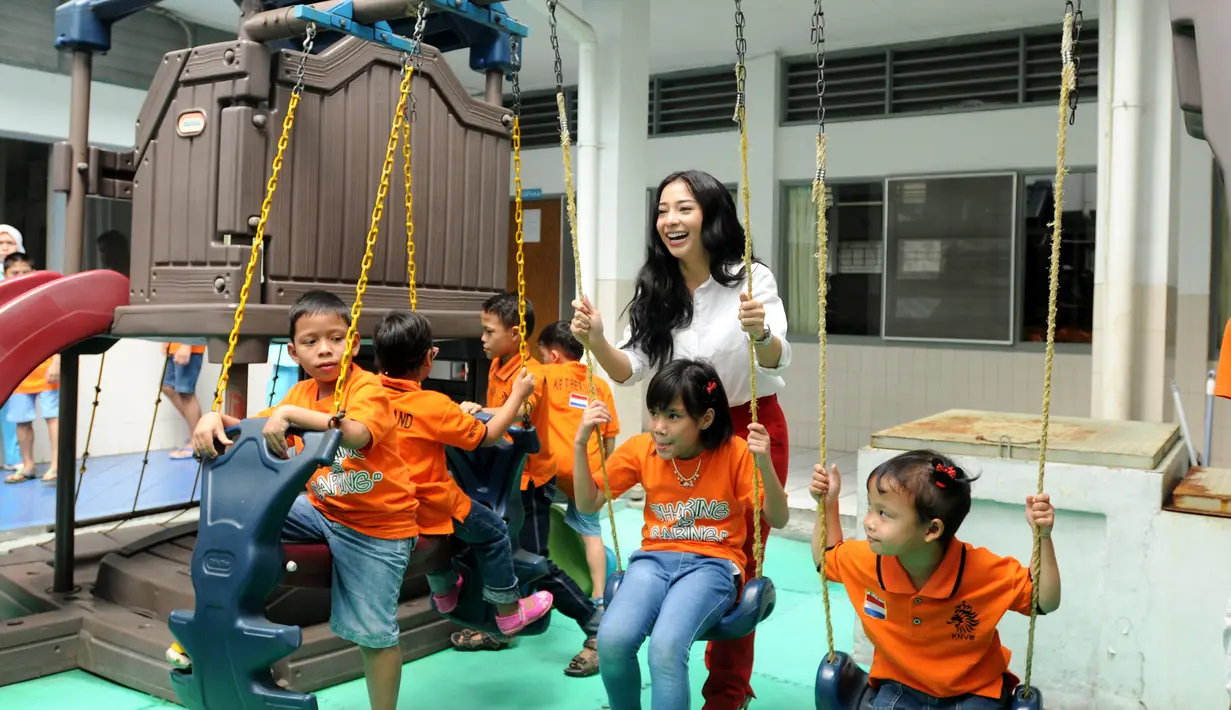 "Karena bertambah usia ga mau perayaan heboh, aku cuma ingin ngerayain dengan orang orang terdekat orang yang berarti di hidup aku. Dan aku ingin berbagi kebahagiaan dengan adik adik yang kurang beruntung," kata Nikita Willy. (Daniel Kampua/Bintang.com)