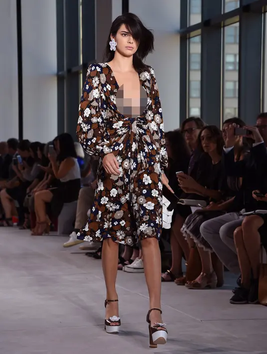 Model Kendall Jenner mengenakan busana rancangan Michael Kors koleksi Spring/Summer 2017 dalam ajang New York Fashion Week  di Manhattan, AS (14/9). Kendall Jenner tampil cantik dengan gaun bermotif bunga. (AFP Photo/Angela Weiss)