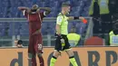 Pemain Torino Nicolas Nkoulou (kiri) bereaksi setelah menerima kartu merah saat menghadapi Lazio pada laga Serie A Italia di Stadion Olimpiade Roma, Italia, Rabu (30/10/2019). Lazio membantai Torino 4-0. (AP Photo/Gregorio Borgia)