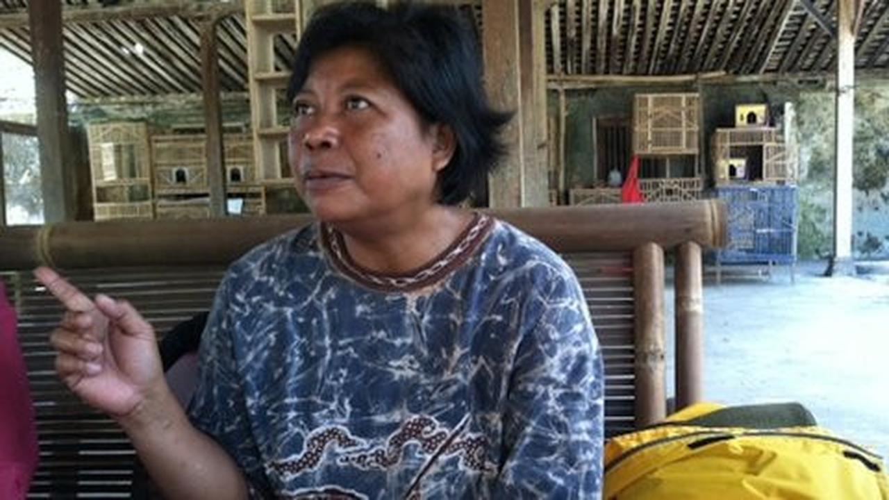 Yuniati rela tidur di tenda darurat demi biaya kuliah anak