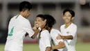 Pemain Timnas Indonesia U-16 merayakan gol yang dicetak oleh Alfin Lestaluhu ke gawang Filipina pada laga babak Kualifikasi Piala AFC U-16 2020 di Stadion Madya, Jakarta, Senin (16/9/2019). Indonesia menang 4-0 atas Filipina. (Bola.com/M Iqbal Ichsan)