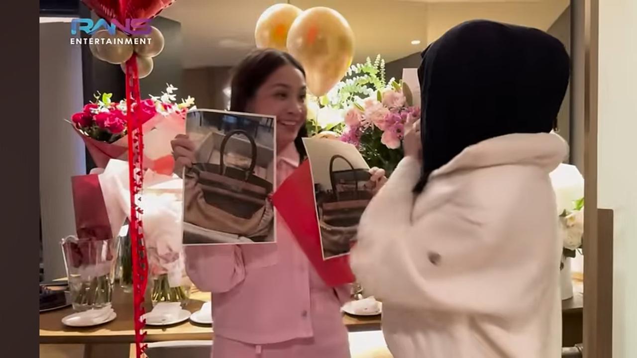 Potret Kejutan Ultah Ke-38 Nagita Slavina di Barcelona, Kamar Penuh Bunga & Dapat Tas Hermes dari Shandy Purnamasari