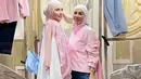 <p>Tampilan stylish-nya terlihat kala paduan denim dan jaket pleats pink. Nuansa hijab senada hadirkan gaya yang memukau. [Foto: Instagram/ Nisya Ahmad]</p>