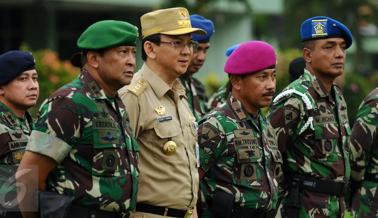 Gubernur DKI Jakarta, Basuki Tjahaja Purnama (kedua kiri) bersama Pangdam Jaya Mayjen Teddy Lhaksmana saat apel gabungan di Makodam Jaya, Rabu (17/2/2016). Apel bentuk kesiapan pengamanan KTT OKI, Maret mendatang. (Liputan6.com/Helmi Fithriansyah)