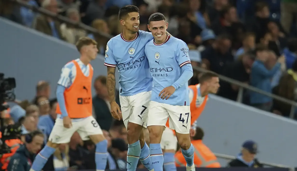 Di babak kedua Manchester City kembali menambah tiga gol lagi ke gawang Nottingham Forest. Gol keempat lahir hanya lima menit usai babak kedua dimulai. Joao Cancelo (kiri) berhasil mencetak gol lewat tendangan keras kaki kanan dari luar kotak penalti. (AP/Dave Thompson)