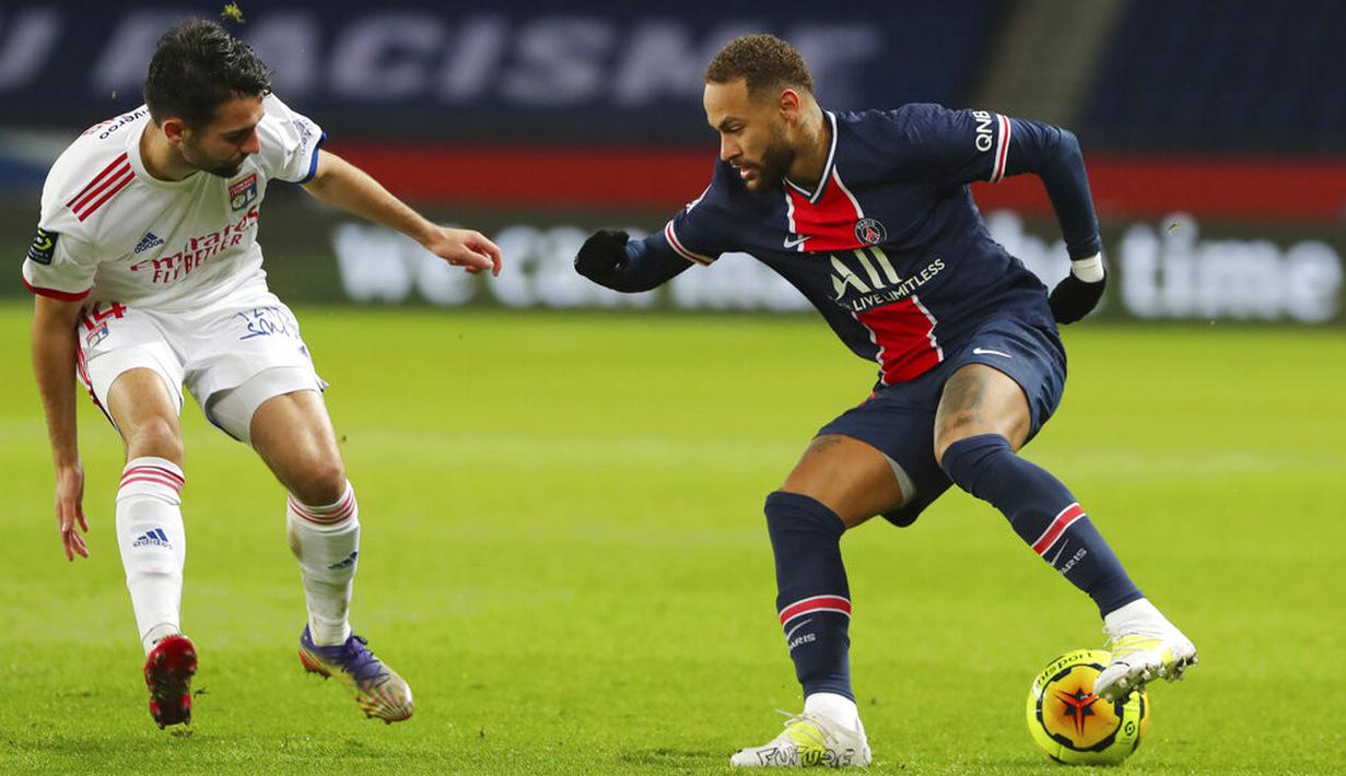 Pemain Paris Saint-Germain Neymar (kanan) berebut bola dengan pemain Lyon Leo Dubois pada pertandingan League One di Stadion Parc des Princes, Paris, Prancis, Minggu (13/12/2020). PSG kalah dari Lyon dengan skor 0-1. (AP Photo/Thibault Camus)