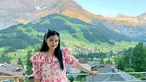 Artis Titi Kamal sedang menikmati liburan di Swiss bersama sang ibu. Berpose dengan keindahan pemandangan Swiss membuat Titi Kamal menyebut di unggahan instagramnya sebagai lukisan Allah. (instagram/titi_kamall)