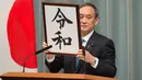 Sekretaris Kabinet Jepang, Yoshihide Suga menunjukkan plakat nama era baru Kekaisaran Jepang, Reiwa, di Tokyo, Senin (1/4). Reiwa, menjadi nama era yang baru yang mengganti Era Heisei seiring persiapan pengunduran diri Kaisar Akihito pada 31 April mendatang. (Kazuhiro NOGI / AFP)