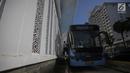 Sebuah bus Transjakarta berhenti di Halte Bundaran Hotel Indonesia (HI), Jakarta, Senin (25/3). Halte Bundaran HI menjadi halte Transjakarta pertama yang terintegrasi fisik secara langsung dengan stasiun Moda Raya Terpadu (MRT). (Liputan6.com/Faizal Fanani)