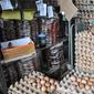 Pekerja saat menimbang telur ayam ras yang akan dijual ke pembeli di salah satu agen di Jakarta, Rabu (24/8/2022). Sementara, Pusat Informasi Harga Pangan Strategis (PIHPS) mencatat, harga rata-rata nasional telur ayam ras hari ini naik Rp450 jadi Rp31.300 per kg dari posisi kemarin 23 Agustus 2022 masih Rp30.850 per kg. (merdeka.com/Iqbal S. Nugroho)