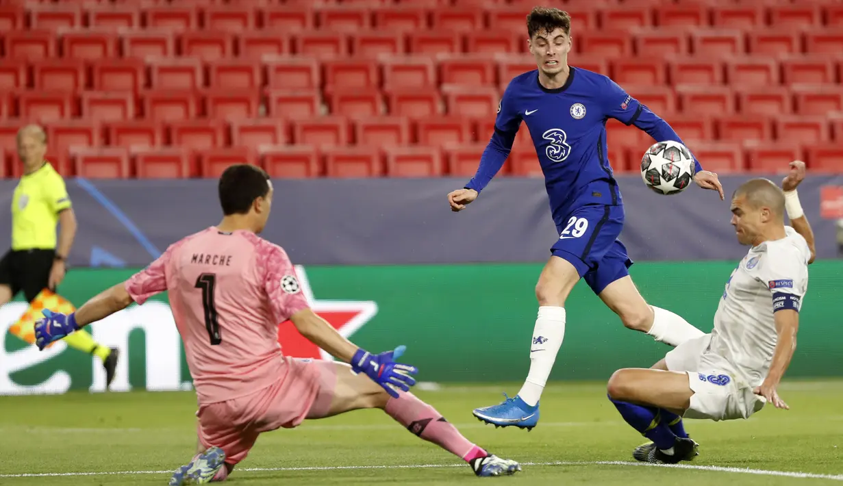 Penyerang Chelsea, Kai Havertz berusaha mengumpan bola dari kawalan bek Porto, Pepe pada leg kedua perempat final Liga Champions di stadion Ramon Sanchez Pizjuan, Spanyol, Rabu (14/4/2021). Chelsea lolos ke semifinal usai mengandaskan Porto dengan agregat 2-1. (AP Photo/Angel Fernandez)