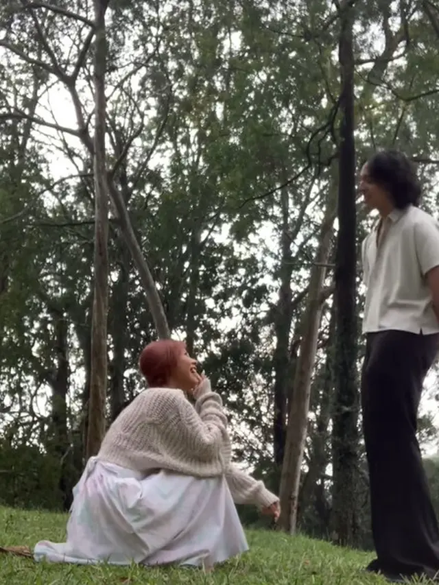 Nadin Amizah Dilamar Sang Kekasih dengan Kotak Cincin yang Dibeli di Pasar Loak, Bergaya Vintage ala Pasangan 90an