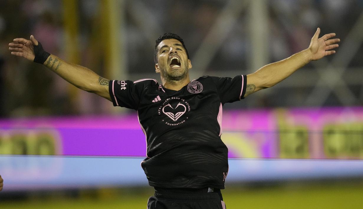 Ekspresi pemain Inter Miami, Luis Suarez setelah gagal mencetak gol ke gawang Timnas El Salvador pada laga persahabatan yang digelar di Kota San Salvador, El Salvador, Sabtu (20/01/2024) pagi WIB. (AP Photo/Moises Castillo)
