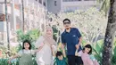 Desta, Natasha Rizky bersama anak-anaknya kerap tampil dengan busana senada. Tidak hanya di momen Lebaran, melainkan juga momen liburan bahkan hingga nobar sepak bola [@desta80s]