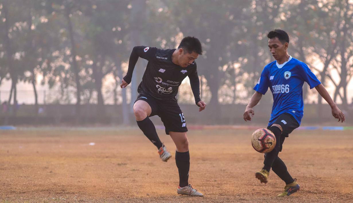Pemain berebut bola saat laga Liga Ayo Jakarta 2019. (Liga Ayo)