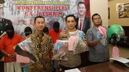 Kapolres Jakarta Selatan Kombes Indra Jafar menunjukkan barang bukti kasus bentrok suporter Persija Jakarta dengan PSM Makassar saat rilis di Polres Jakarta Selatan, Jumat (9/8/2019). Tiga dari delapan tersangka yang diamankan masih di bawah umur. (Liputan6.com/Faizal Fanani)