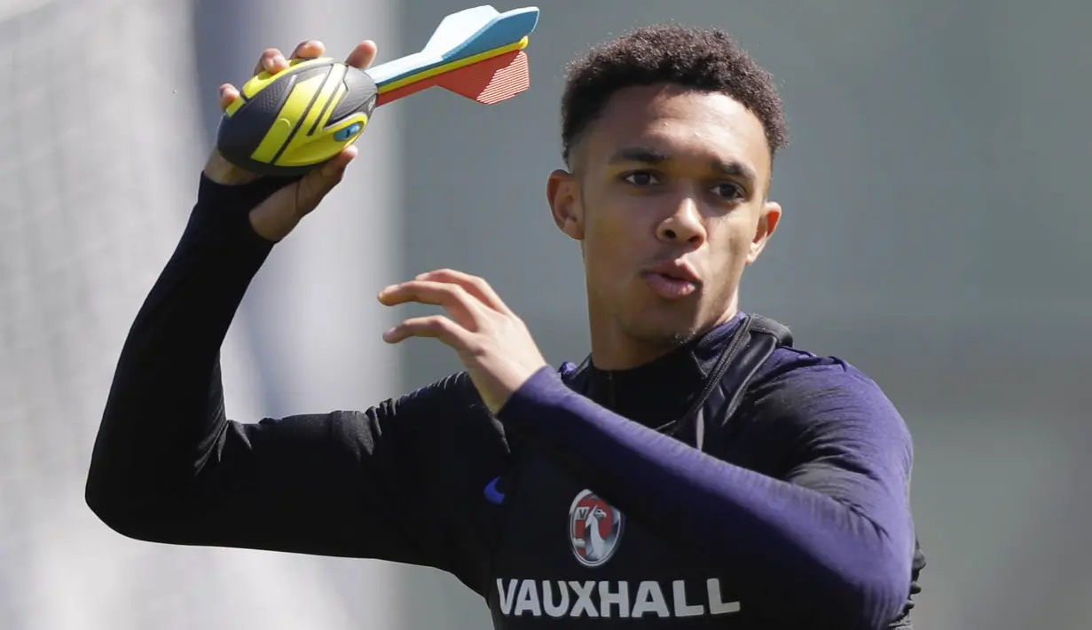7. Trent Alexander-Arnold (Inggris) - Bek Liverpool ini menjadi pemain muda The Reds yang paling bersinar pada musim 2017-2018. Pria berusia 19 tahun itu diharapkan dapat membantu Inggris dalam bertahan maupun kreasi menyerang. (AP/Alastair Grant)