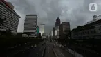 Suasana ibu kota Jakarta diwarnai awan mendung di kawasan Thamrin, Kamis (18/2/2021). Badan Meteorologi, Klimatologi, dan Geofisika (BMKG) memprediksi hujan disertai angin akan terjadi lusa mendatang dan meminta para pengguna jalan harus berhati-hati saat berkendara. (merdeka.com/Imam Buhori)