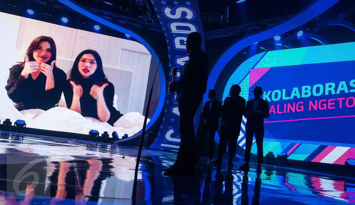 Raisa dan Isyana Sarasvati meraih penghargaan dari ajang SCTV Music Awards 2017 di Studio 6 Emtek City, Jakarta Barat, Selasa (16/5). Raisa dan Isyanamenerima penghargaan untuk kategori Kolaborasi Paling Ngetop 2017. (Liputan6.com/Gempur M Surya)