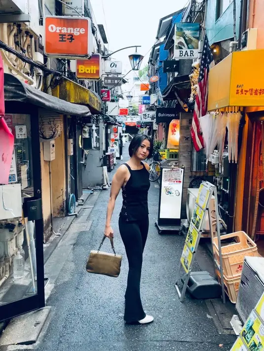 Penampilan bintang film Heart itu menarik perhatian warganet. Acha makin terlihat cantik memesona dengan gaya rambut pendek. Outfit yang dikenakan makin membuat kecantikannya terpancar. [Instagram/septriasaacha]