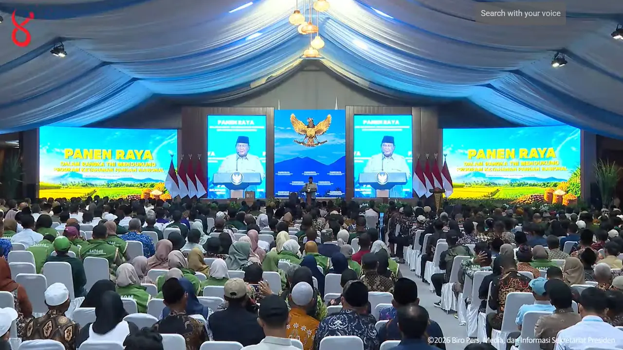 Presiden Prabowo Subianto memimpin Panen Raya TNI yang digelar serentak di 43 lokasi dari Lanud Abdulrachman Saleh, Kabupaten Malang, Jawa Timur, Jumat (17/7/2026).