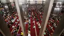 Suasana saat pelaksanaan ibadah Sholat Jumat di Masjid Istiqlal, Jakarta, Jumat (8/4/2022). Masjid Istiqlal kembali menggelar Sholat Jumat berjemaah pada minggu pertama Ramadhan dengan meniadakan aturan jaga jarak saat sholat, namun jemaah wajib menggunakan masker. (Liputan6.com/Faizal Fanani)