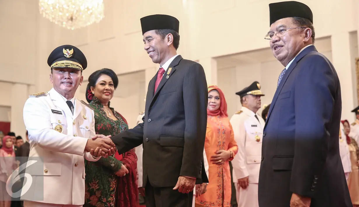 Presiden Joko Widodo memberikan selamat usai pelantikan di Istana Merdeka, Jakarta, Rabu (25/5/2016). Empat gubernur yang dilantik ialah Gubernur Kepulauan Riau, Gubernur Sumut, Gubernur Riau, dan Gubernur Kalteng. (Liputan6.com/Faizal Fanani) 