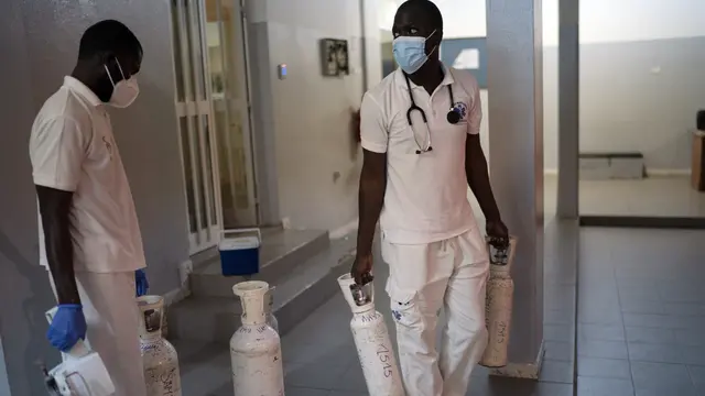 FOTO: Tim Ambulans Senegal Berjuang di Tengah Gelombang Ketiga Covid-19